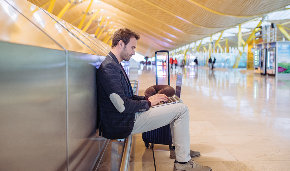 
			      Un usuario se conecta a una red wifi pública en un aeropuerto.			    
			  